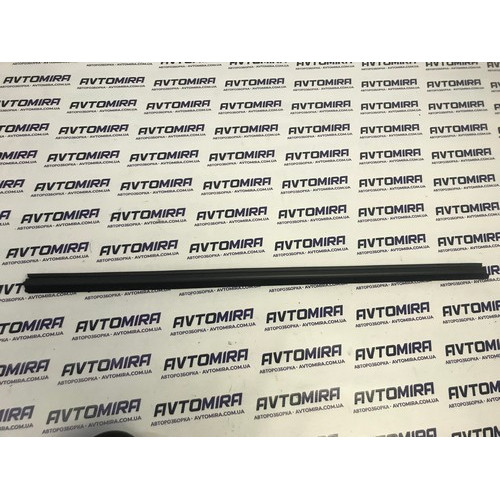Уплотнитель стекла правой передней двери Ford Focus 2 2005-2010 1738095